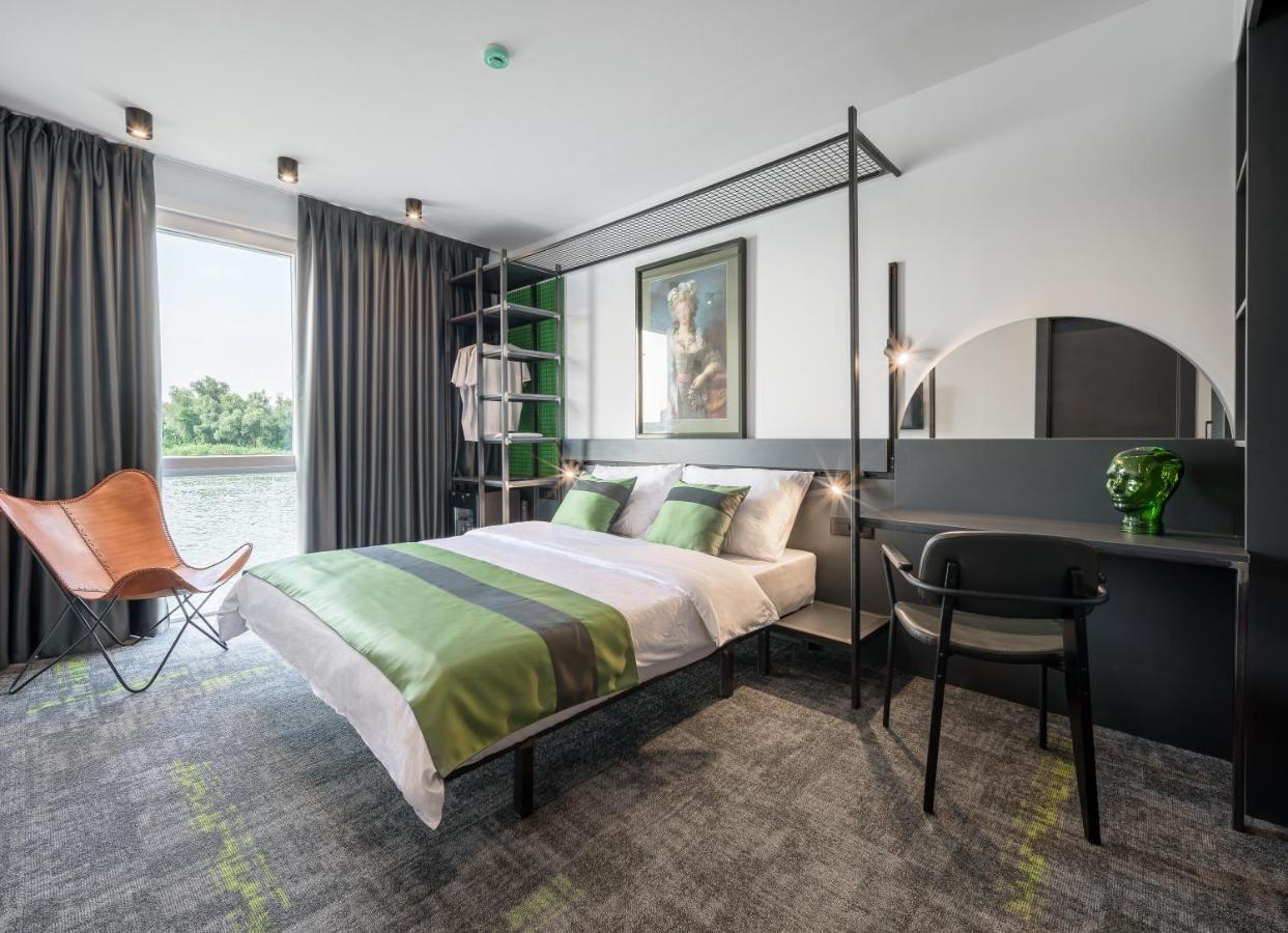 Joy 5 & Hotel 4*